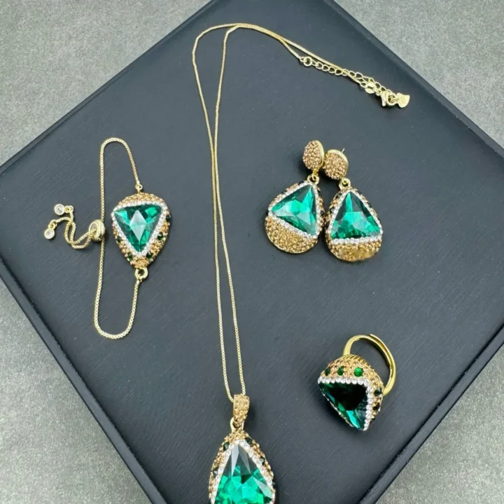 enhanced-red-and-green-crystal-rhinestone-inlaid Green / Jewelry sets
