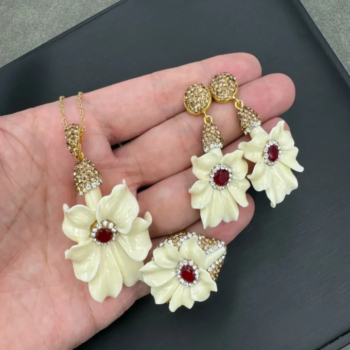 Shell Flower Jewelry Set with Jade Inlay product image 1