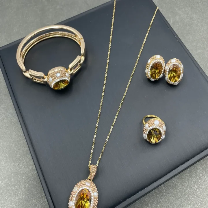 sultan-stone-and-pearl-halo Jewelry sets